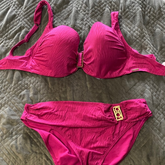 Bikini - Picture 1 of 3